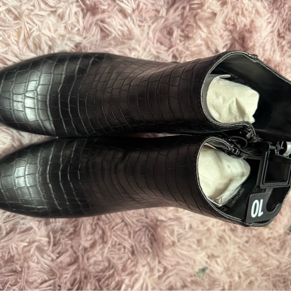 Women’s croc design ankle bootie